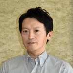 登庁時、取材に応じる斎藤元彦知事＝１２日午前、兵庫県庁