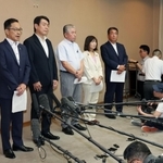 斎藤元彦兵庫県知事の辞職を求める申入書を提出し、報道陣の取材に応じる自民党議員団の北野実幹事長（左）ら＝１２日午前、神戸市中央区、兵庫県庁（撮影・小林良多）