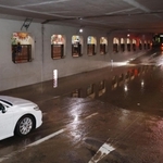 一時冠水したアンダーパスと水没した乗用車（手前）＝１２日午後６時２４分、芦屋市大原町