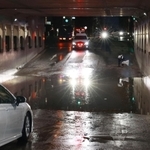 一時冠水したアンダーパスと水没した乗用車（手前）＝１２日午後６時２６分、芦屋市大原町