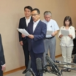 斎藤元彦兵庫県知事の辞職を求める文書を服部洋平副知事（左）に手渡す自民党議員団の北野実幹事長ら＝１２日午前１０時４分、神戸市中央区、兵庫県庁（撮影・小林良多）