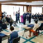 自民党総裁選で立候補届け出順の抽選をする候補者の代理人ら＝１２日午前１０時２１分、東京・永田町の党本部
