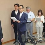 斎藤元彦知事の辞職を求める文書を服部洋平副知事（左）に手渡す自民党議員団の北野実幹事長ら＝１２日午前、兵庫県庁（撮影・小林良多）