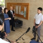 登庁時に報道陣の取材に応じる斎藤元彦知事＝13日午前、兵庫県庁