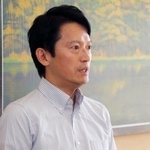 登庁時に報道陣の取材に応じる斎藤元彦知事＝13日午前、兵庫県庁