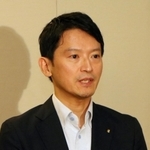 行事に出席した後、報道陣の取材に応じる兵庫県の斎藤元彦知事＝14日午後、神戸市中央区