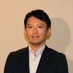報道陣の取材に応じる兵庫県の斎藤元彦知事＝14日午後、神戸市中央区