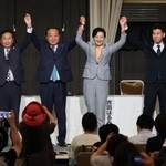 立憲民主党代表選の候補者討論会で健闘を誓う（左から）枝野幸男前代表、野田佳彦元首相、吉田晴美衆院議員、泉健太代表＝１４日午後、神戸市中央区（撮影・小林良多）