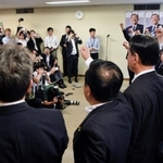 自民党総裁選の出陣式でこぶしを挙げる石破陣営＝１２日午前、東京・永田町の党本部（撮影・堀内達成）