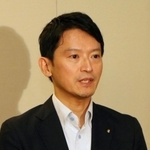 行事に出席した後、報道陣の取材に応じる兵庫県の斎藤元彦知事＝14日午後、神戸市中央区