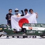 ５０ｃｃのバイクの速度で世界記録を更新した近兼拓史さんのマシン。ヘルメットをかぶっているのが近兼さん＝８月末、米ユタ州（本人提供）
