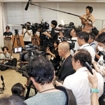 百条委員会で証人尋問を受けた斎藤元彦知事に取材する報道陣＝６日、兵庫県庁