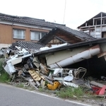 倒壊した建物が残る能登半島地震の被災地＝９月５日、石川県珠洲市宝立町（撮影・竜門和諒）
