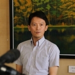 不信任決議案などを巡る兵庫県議会の動きを受け、報道陣の取材に応じる斎藤元彦知事＝県庁