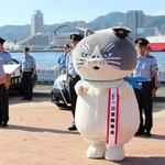 清原克三神戸水上署長から一日署長の任命を受けるデブ猫マル＝神戸市中央区港島２、ポートアイランド北公園