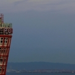 今年リニューアルされた神戸ポートタワーと「中秋の名月」＝１７日夕、神戸市中央区から（撮影・笠原次郎）