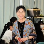 「やさしい日本語」をテーマに語る塩川雅美さん＝伊川谷高校