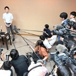 １９日の県議会を前に取材に応じる斎藤元彦知事＝１８日午後、神戸市中央区、兵庫県庁（撮影・大田将之）