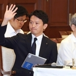 議案説明に先立ち、議長に発言の許可を求める斎藤元彦知事＝１９日午前、神戸市中央区、県公館（撮影・笠原次郎）