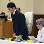 議案の説明後、着席する斎藤元彦知事＝１９日午前、神戸市中央区、県公館（撮影・笠原次郎）