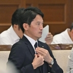 ネクタイを直し、自身に対する不信任決議案が提出される見通しの本会議に臨む兵庫県の斎藤元彦知事＝１９日午後、神戸市中央区、県公館（撮影・大田将之）