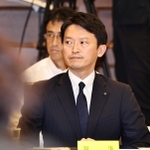 不信任案の提案説明を聞く斎藤元彦知事＝１９日午後、神戸市中央区、県公館（撮影・長嶺麻子）