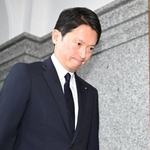 休憩を終え、自身に対する不信任決議案が採決される本会議に出席するため、議場へ向かう兵庫県の斎藤元彦知事＝１９日午後、神戸市中央区、県公館（撮影・大田将之）