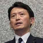 自らの不信任決議案が可決され、報道陣の囲み会見に応じる斎藤元彦知事＝１９日午後、神戸市中央区、県公館（撮影・長嶺麻子）