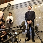 自らの不信任決議案が可決され、報道陣の囲み会見に応じる斎藤元彦知事＝１９日午後、神戸市中央区、県公館（撮影・長嶺麻子）