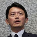自らの不信任決議案が可決され、報道陣の囲み会見に応じる斎藤元彦知事＝１９日午後、神戸市中央区、県公館（撮影・長嶺麻子）