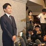 不信任決議案の可決直後、詰めかけた報道陣の取材に応じる斎藤元彦知事＝19日午後、神戸市中央区、県公館（撮影・岩崎昂志）