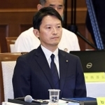 兵庫県議会で不信任決議案が全会一致で可決され、投票結果を聞く兵庫県の斎藤元彦知事＝１９日午後、神戸市中央区（代表撮影）