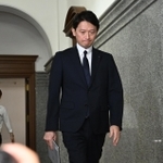 不信任決議案の可決後、議場を出る斎藤元彦知事＝１９日午後、神戸市中央区