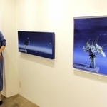 青を基調とした作品を発表し続ける井上よう子さん＝東京都中央区銀座３