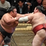 角界の看板力士として長く活躍した貴景勝（左）＝１月、両国国技館