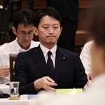 兵庫県議会本会議に出席する斎藤元彦知事＝１９日午後、神戸市中央区