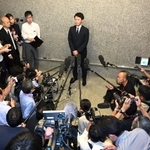 不信任決議案の可決を受け、取材に応じる斎藤元彦知事＝１９日午後、神戸市中央区（撮影・大田将之）