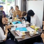 手話で会話する来店者ら＝いずれも神戸市中央区割塚通７