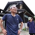 築１３０年の自宅を離れることを決めた川岸勉さんと陽子さん＝８月、輪島市別所谷町（撮影・長嶺麻子）