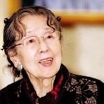 インタビューに応じ、笑顔を見せる島京子さん＝２０１５年４月、神戸市中央区