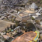 姫路城の全景。姫路市立動物園に、内堀（水色）に囲まれた作事場（オレンジ色）があった＝２０１９年４月撮影