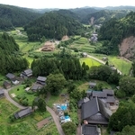 ８月にドローンで撮影した滝又集落。地震の爪痕があちこちに残っていた＝石川県輪島市滝又町（撮影・長嶺麻子）