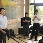 ５日ぶりに登庁し、報道陣の取材に応じる兵庫県の斎藤元彦知事＝２４日午前、兵庫県庁（撮影・岩崎昂志）