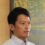 ５日ぶりに登庁し、報道陣の取材に応じる兵庫県の斎藤元彦知事＝２４日午前、兵庫県庁（撮影・岩崎昂志）