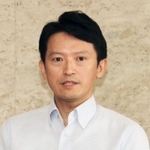 ５日ぶりに登庁し、報道陣の取材に応じる兵庫県の斎藤元彦知事＝２４日午前、兵庫県庁（撮影・岩崎昂志）
