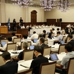 不信任案の提案説明が行われる兵庫県議会＝１９日午後、神戸市中央区、県公館（撮影・長嶺麻子）