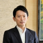 兵庫県庁に登庁し、報道陣の取材に応じる斎藤元彦知事＝２５日午前、神戸市中央区（撮影・大島光貴）