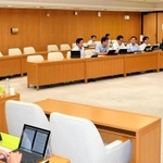 兵庫県の公社改革などに対して県議会の各会派が意見を述べた県政改革特別調査委員会＝８月21日、県庁