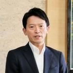 兵庫県庁に登庁し、報道陣の取材に応じる斎藤元彦知事＝２５日、神戸市中央区