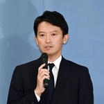 報道陣に自身の進退を表明する兵庫県の斎藤元彦知事＝２６日午後、兵庫県庁（撮影・風斗雅博）
